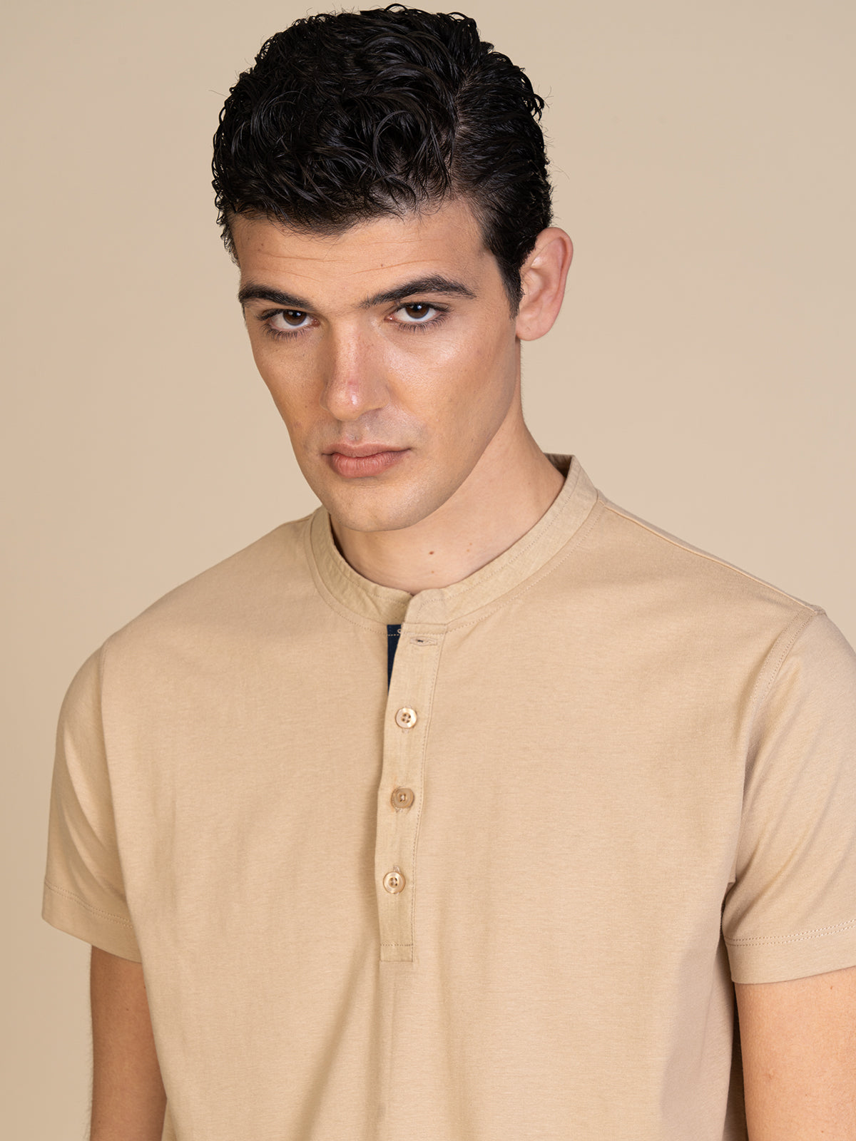 T-Shirt collo serafino|Colore:Beige
