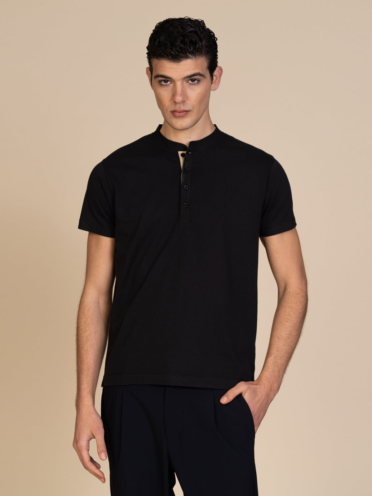T-Shirt collo serafino|Colore:Nero