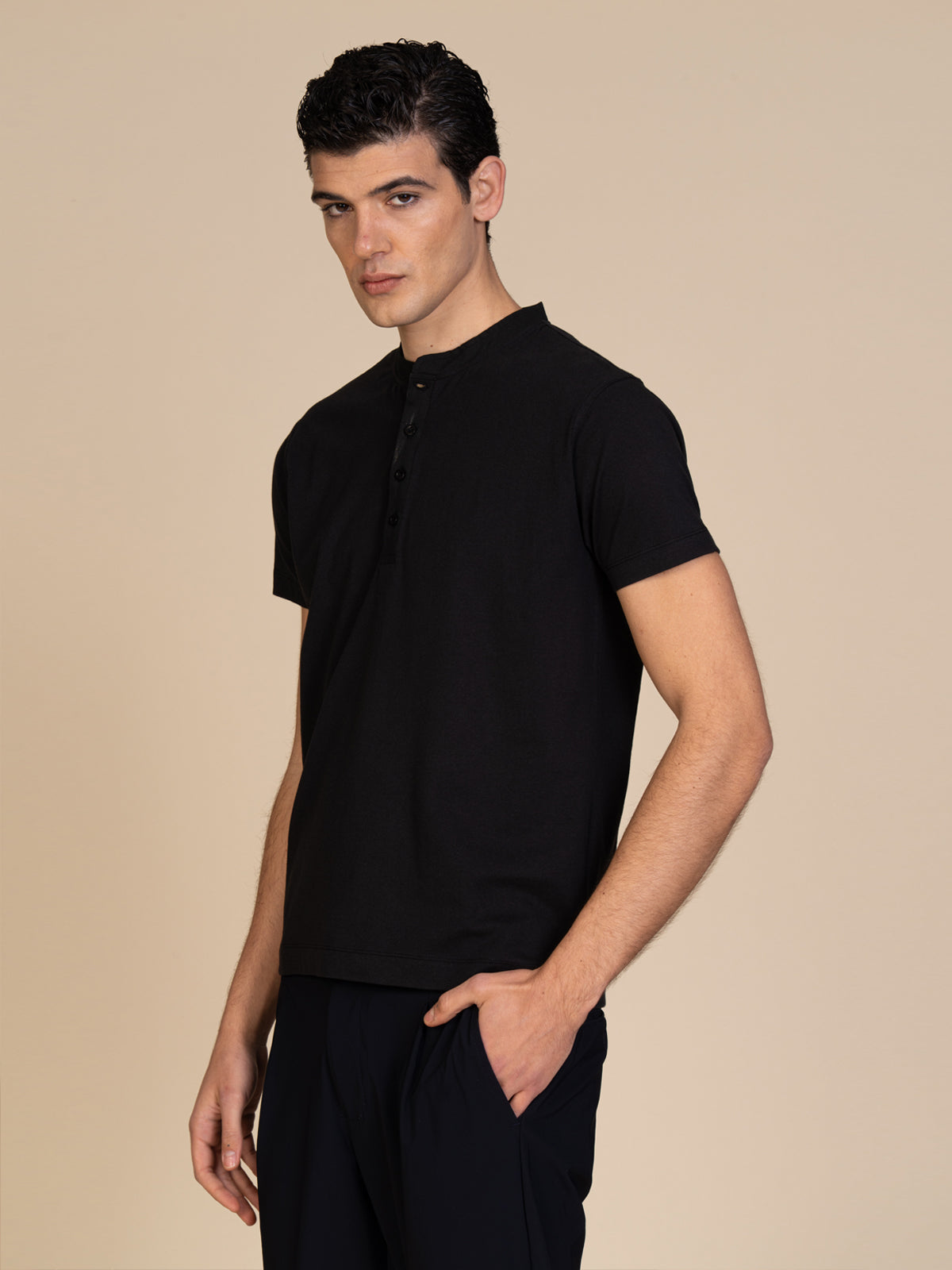 T-Shirt collo serafino|Colore:Nero