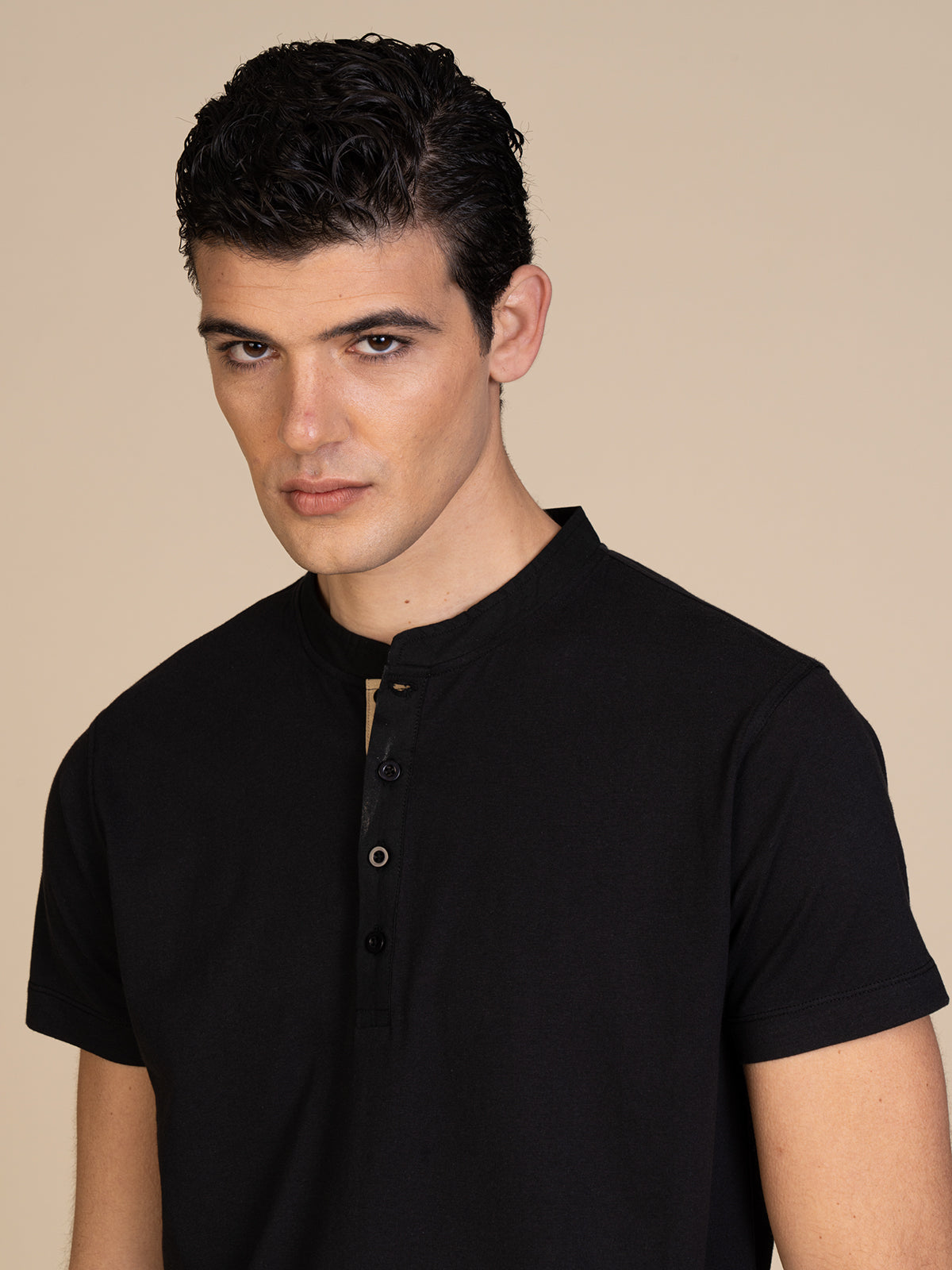T-Shirt collo serafino|Colore:Nero
