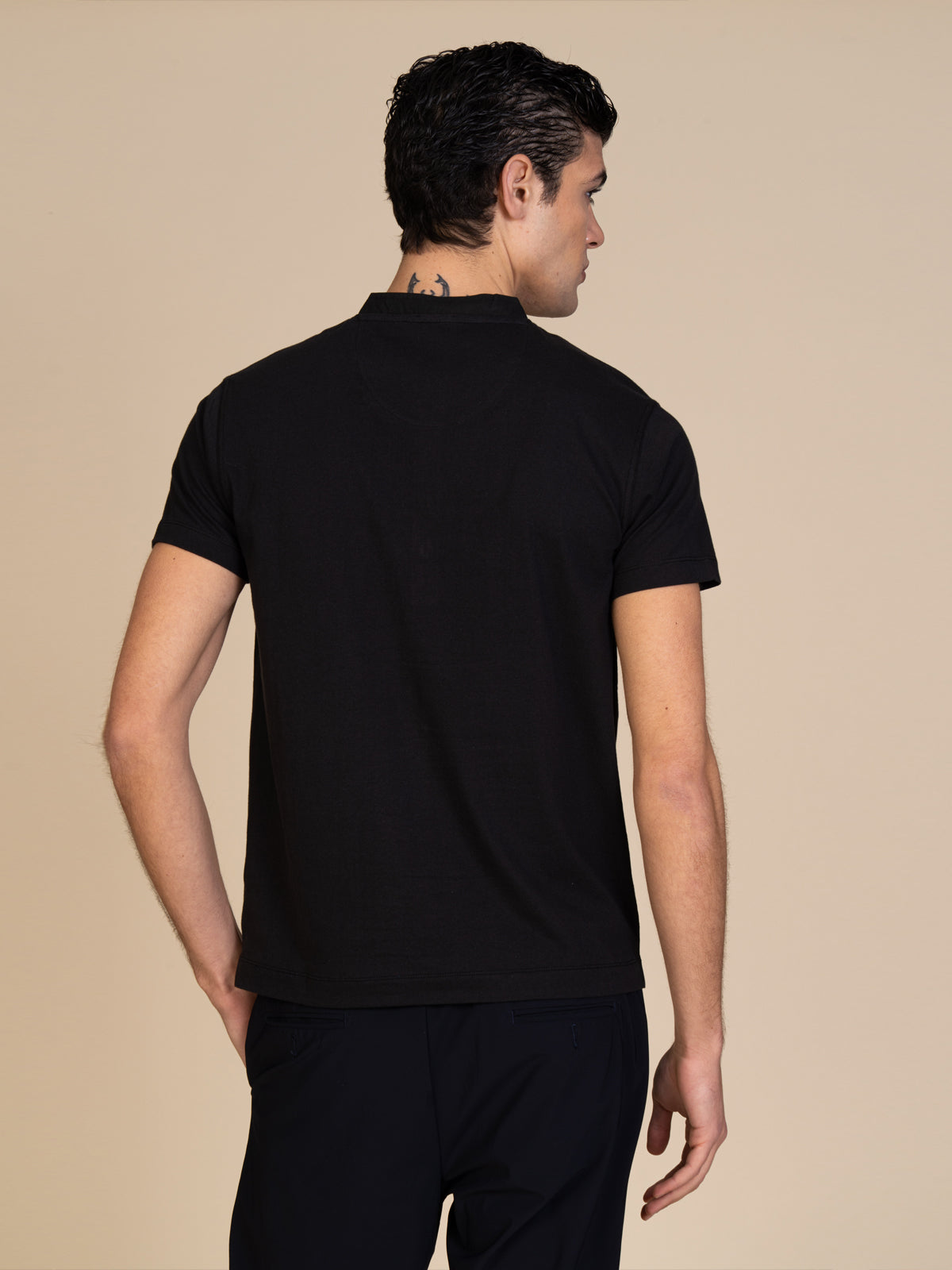 T-Shirt collo serafino|Colore:Nero