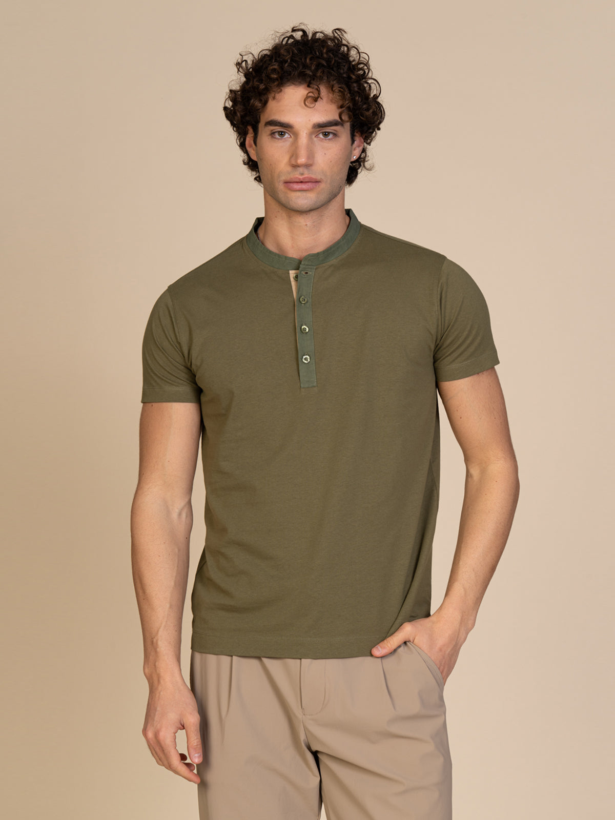 T-Shirt collo serafino|Colore:Verde militare