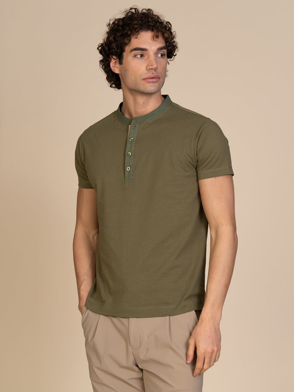 T-Shirt collo serafino|Colore:Verde militare