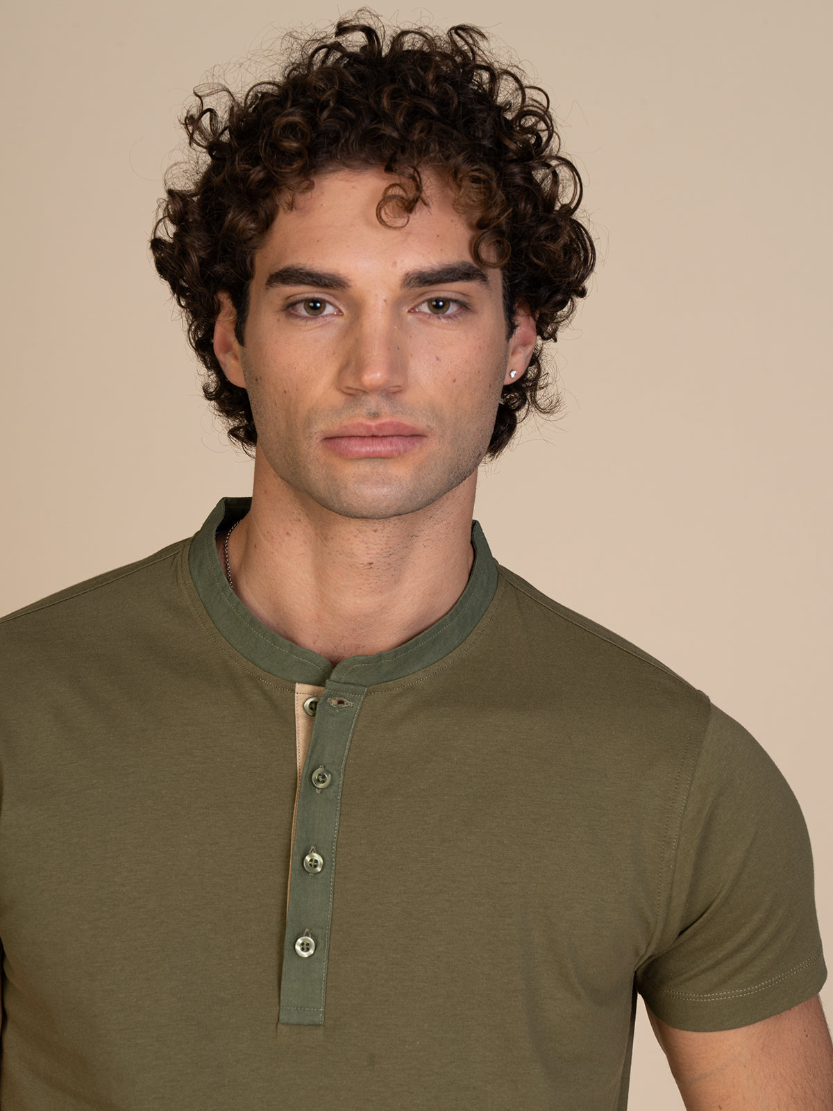 T-Shirt collo serafino|Colore:Verde militare
