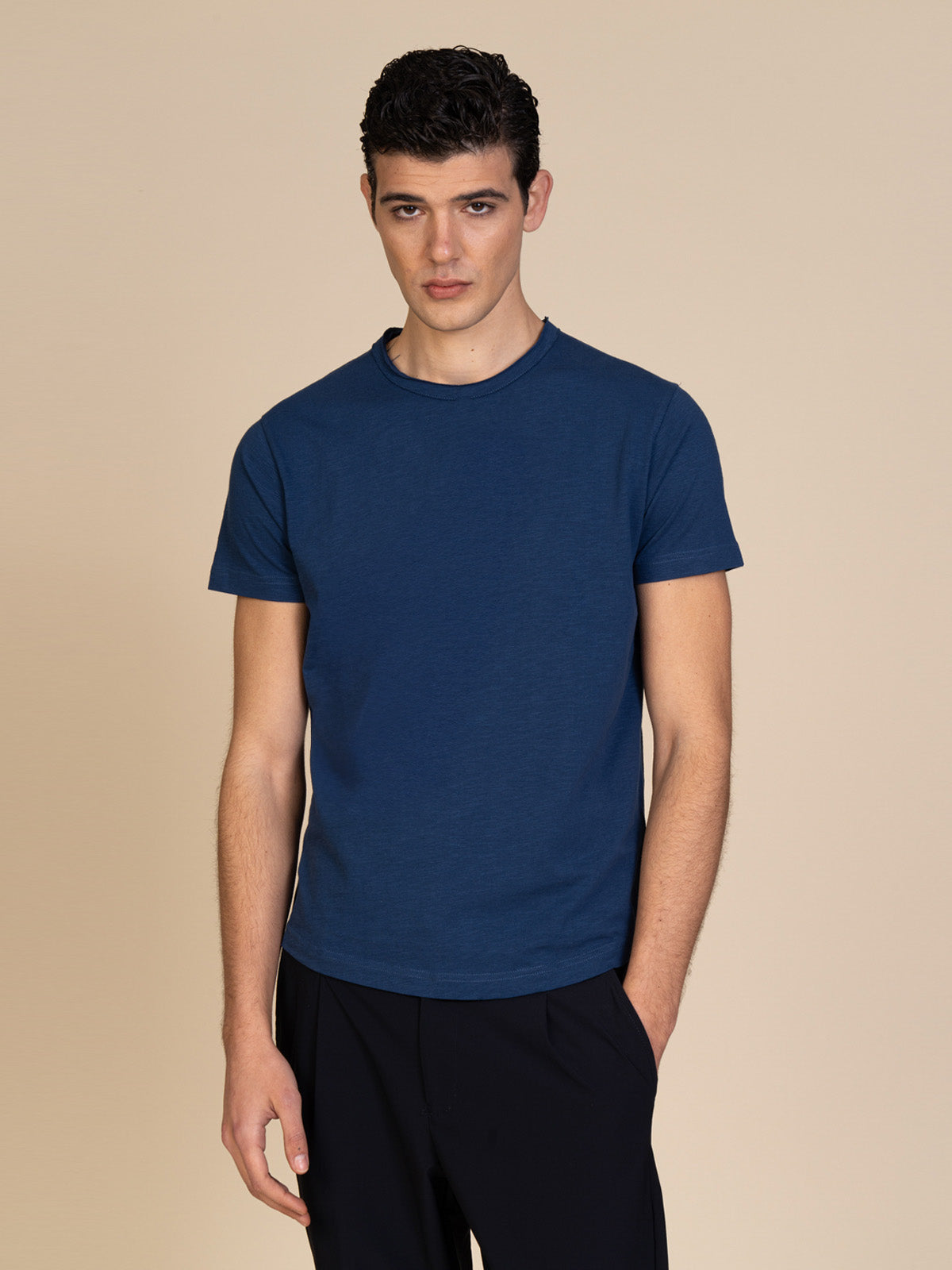 T-Shirt collo taglio vivo|Colore:Blu