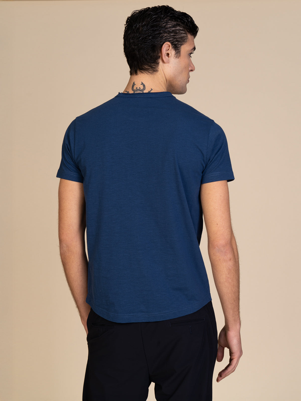 T-Shirt collo taglio vivo|Colore:Blu
