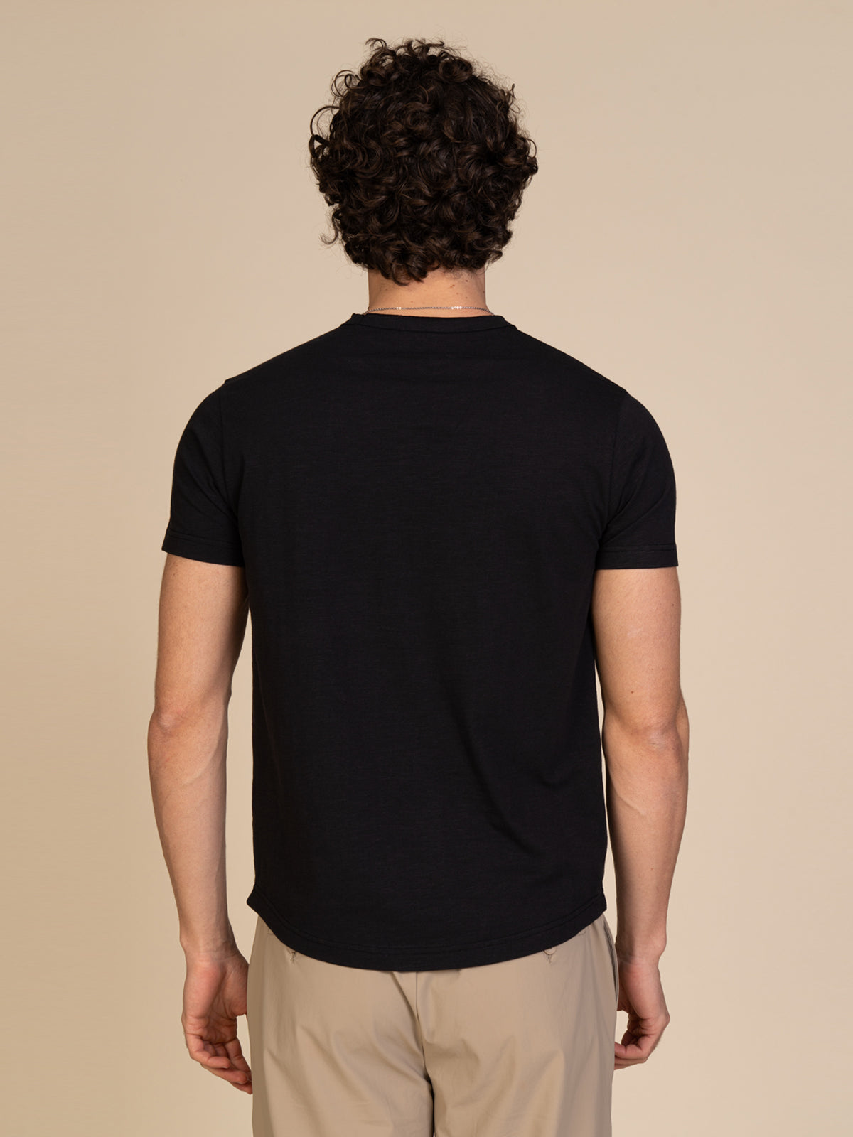 T-Shirt collo taglio vivo|Colore:Nero